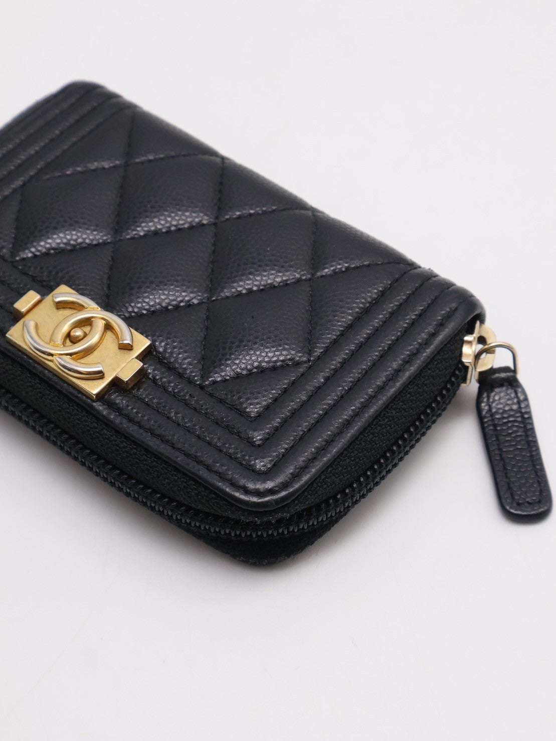 CHANEL Boy 經典粒面牛皮拉鍊零錢包 - 黑金31開