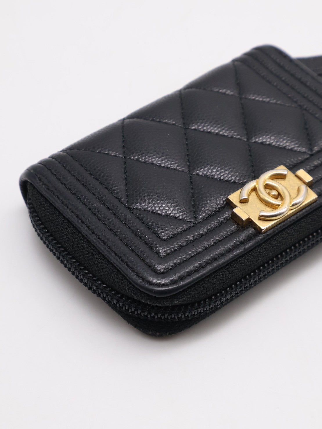 CHANEL Boy 經典粒面牛皮拉鍊零錢包 - 黑金31開