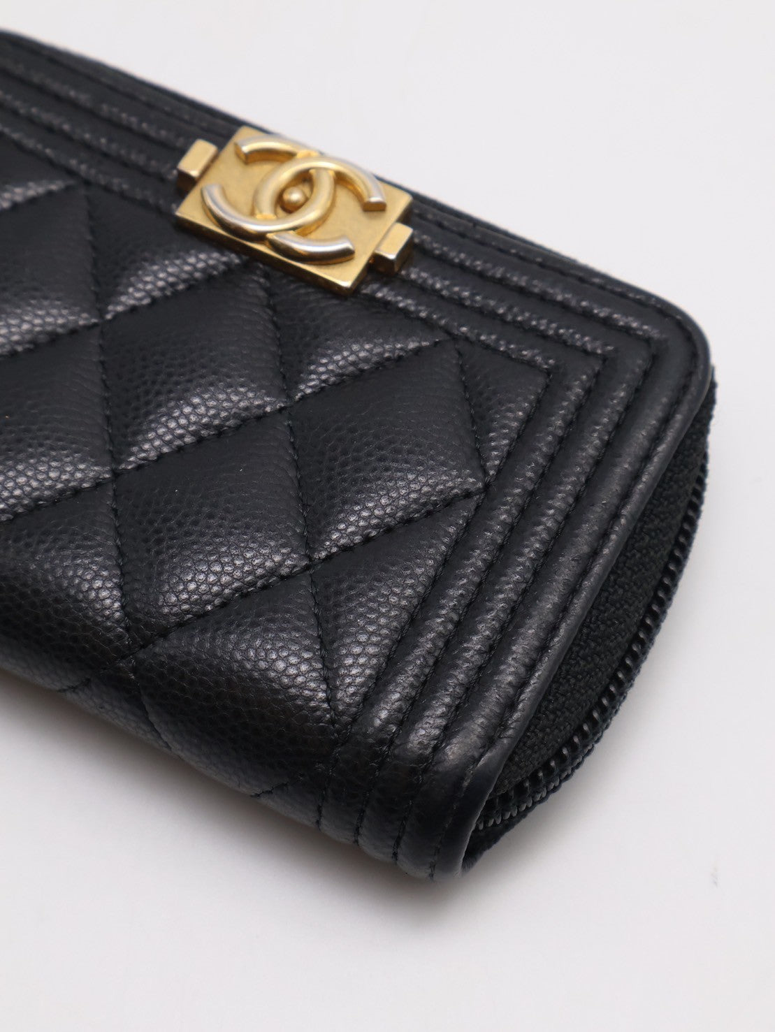 CHANEL Boy 經典粒面牛皮拉鍊零錢包 - 黑金31開