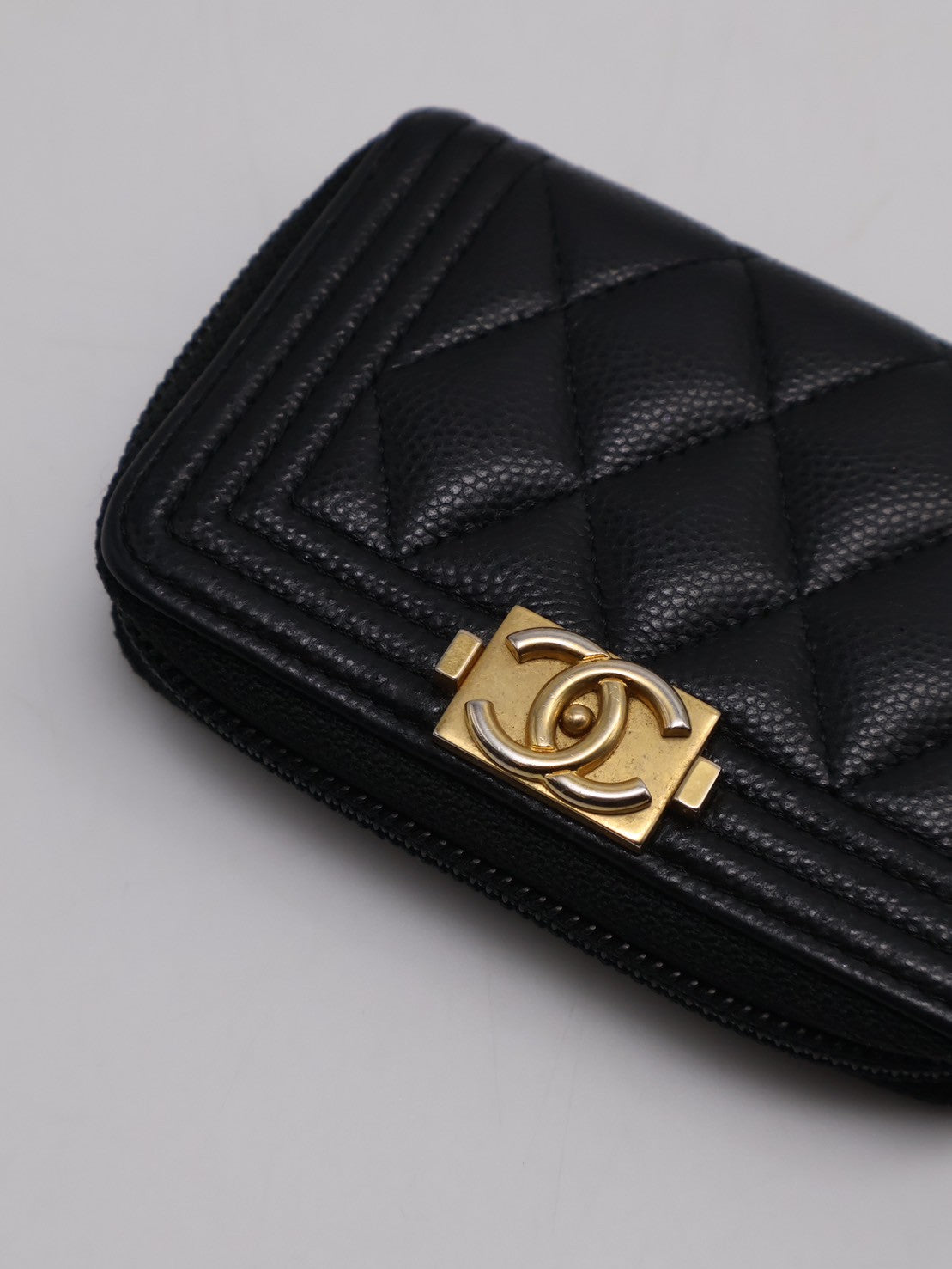 CHANEL Boy 經典粒面牛皮拉鍊零錢包 - 黑金31開