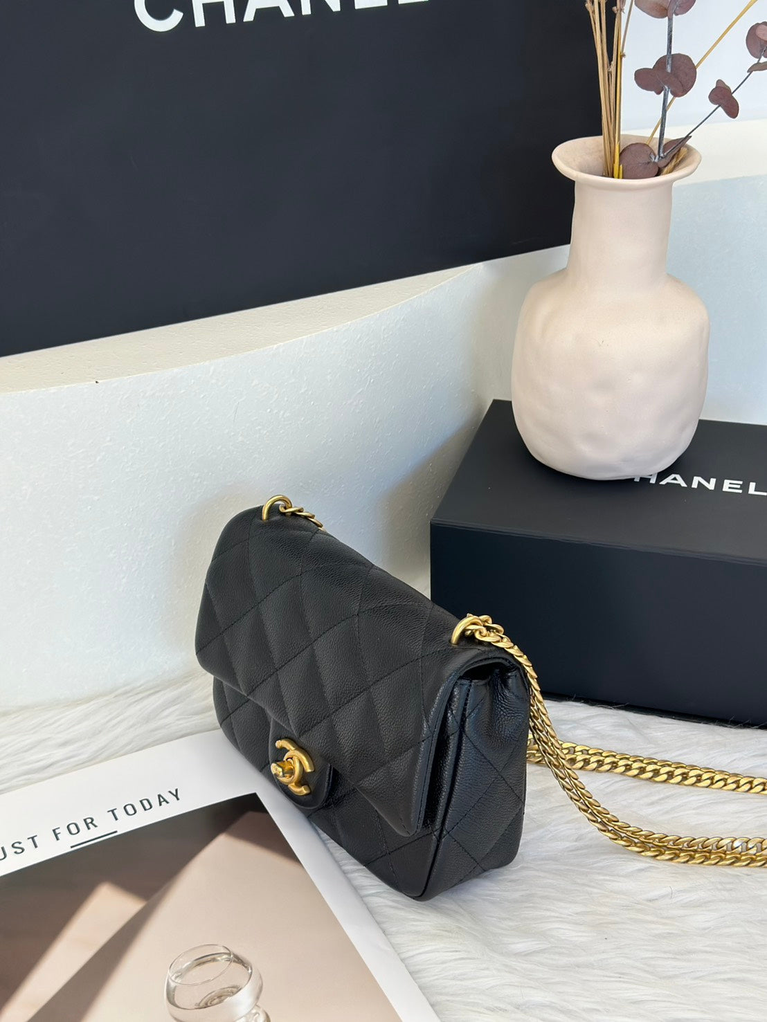 CHANEL 愛心調節釦口蓋包 20 - 粒面牛皮黑金