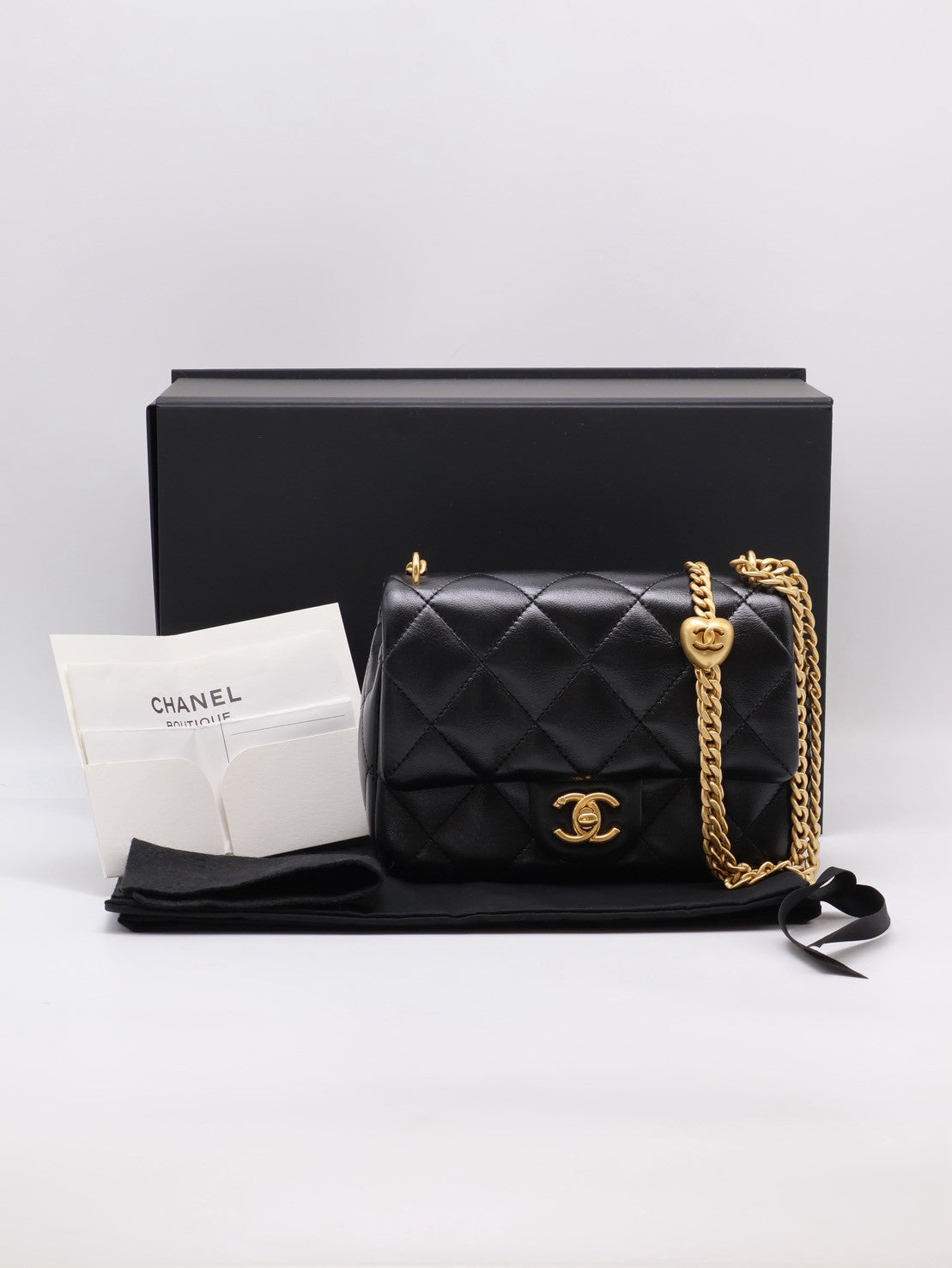 CHANEL 愛心調節釦口蓋包 19 - 羊皮黑金