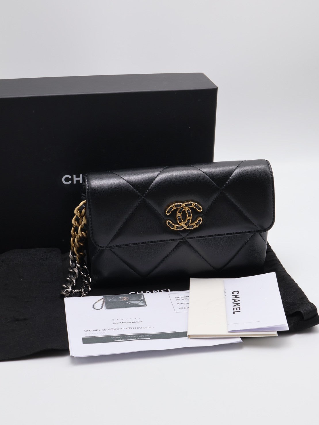 CHANEL 19 菱格紋小羊皮手拿包 - 黑金