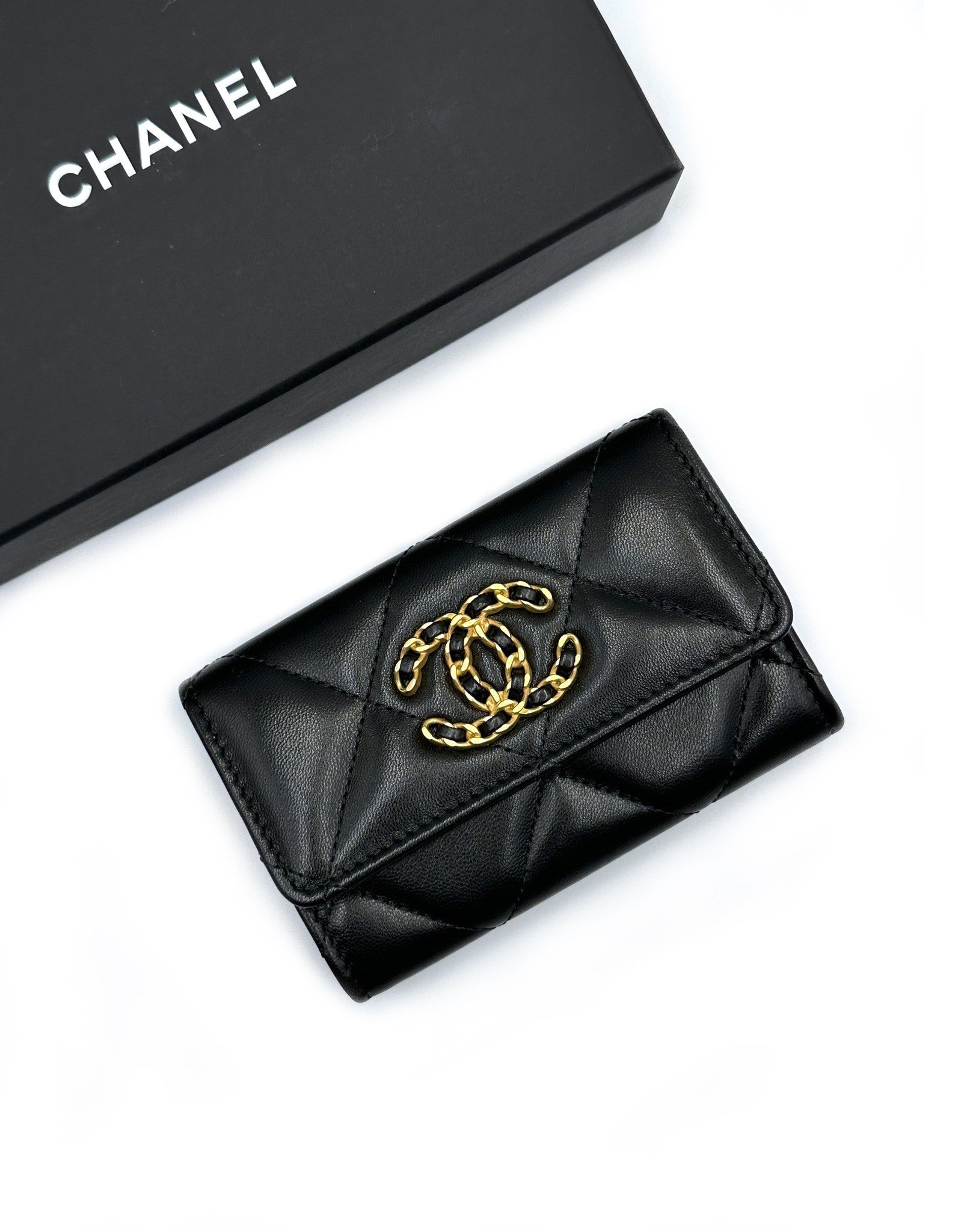 Chanel 19 flap online card holder