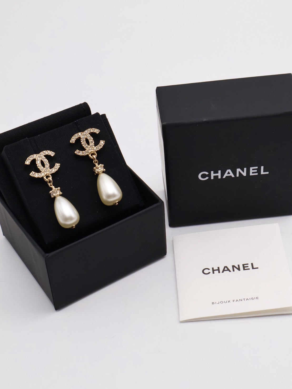 CHANEL 24A珍珠吊墜水鑽雙C耳環