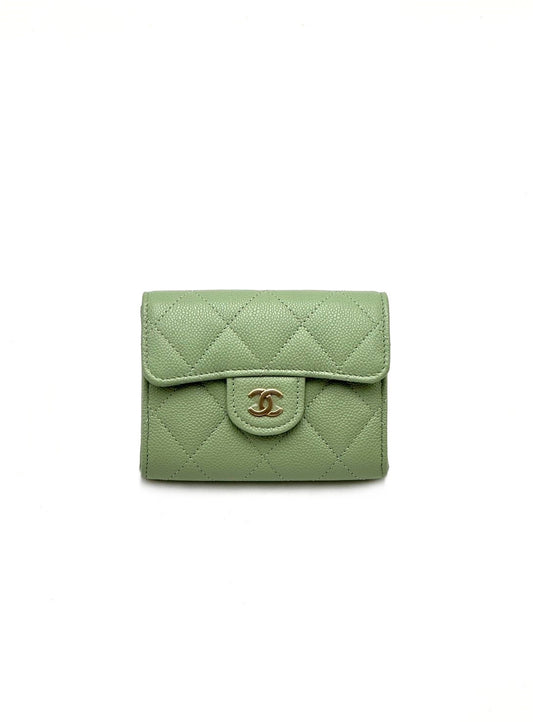 CHANEL 經典粒面牛皮雙層口蓋卡包 - 牛油果綠金