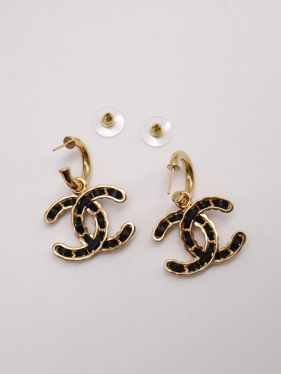 CHANEL 24K皮穿鍊雙C勾針耳環