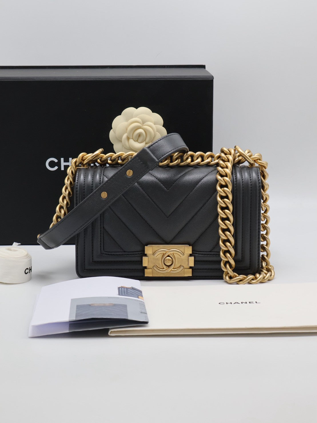 CHANEL Boy20 V紋粒面牛皮口蓋包 - 鐵灰金