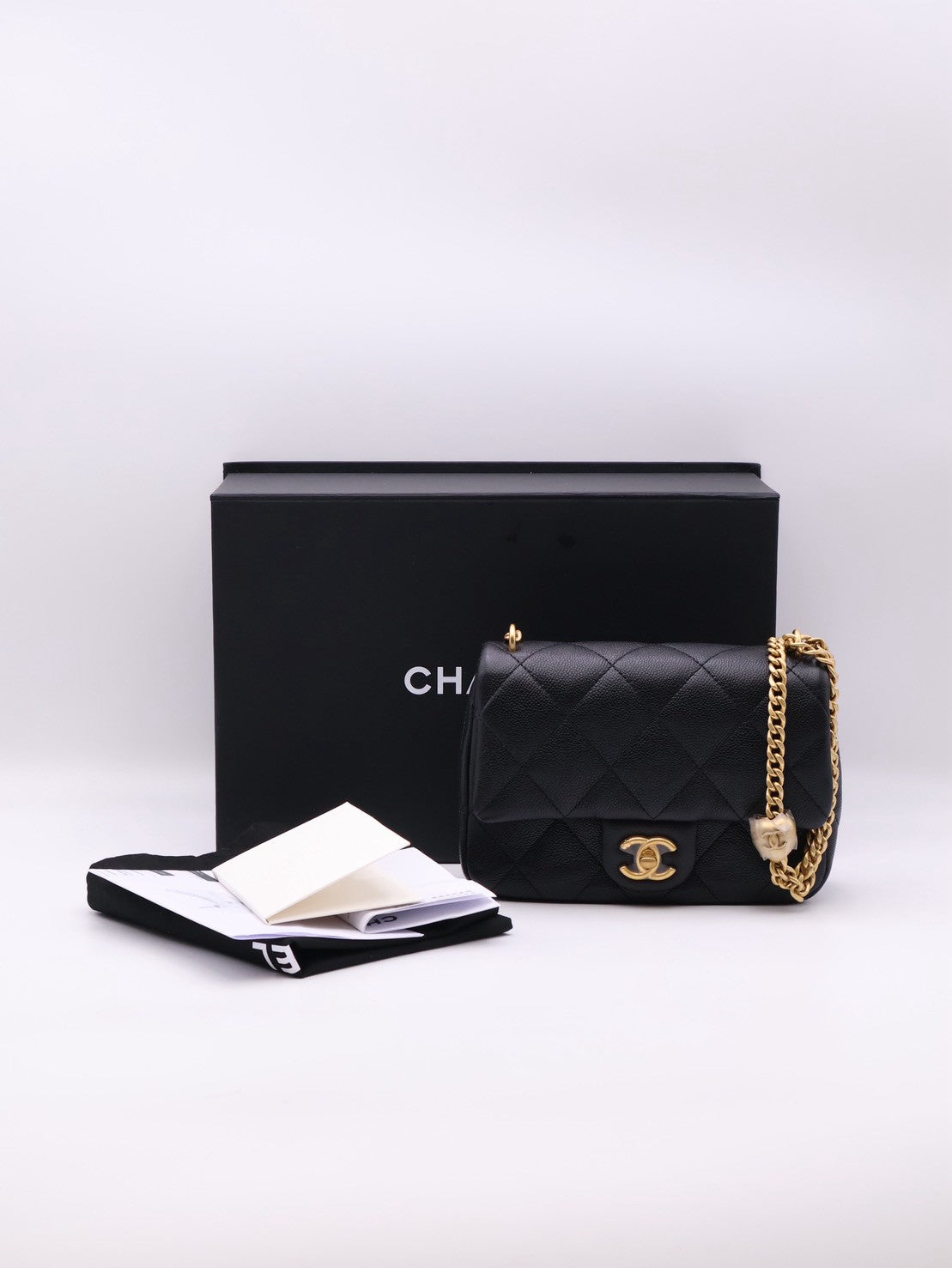 CHANEL 愛心調節釦口蓋包 20 - 粒面牛皮黑金