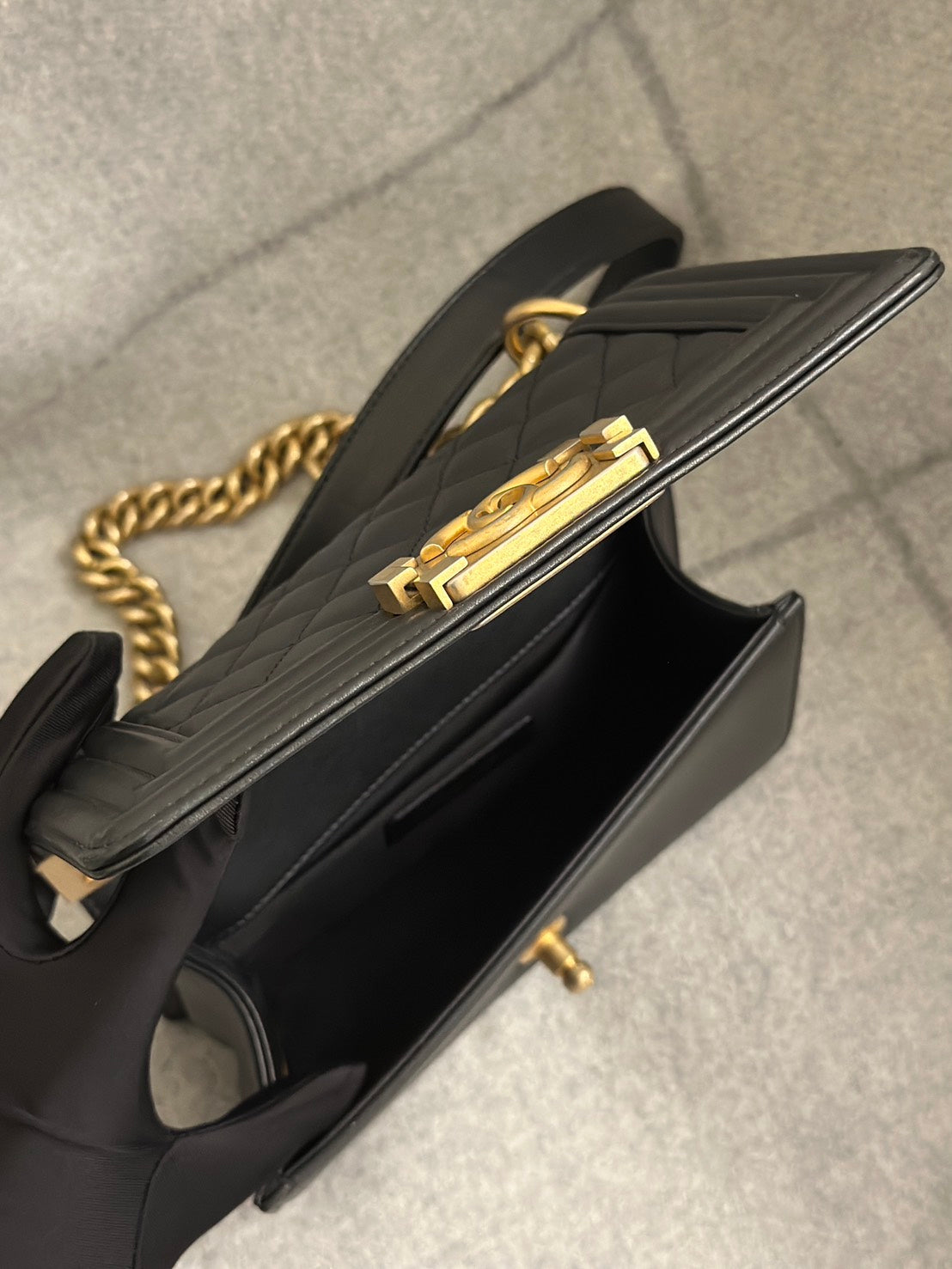 CHANEL Boy20 牛皮口蓋包 - 黑金26開