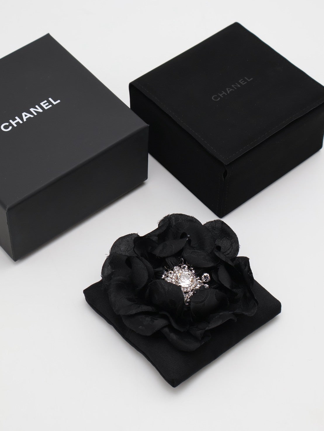 CHANEL 25A山茶花水鑽胸針