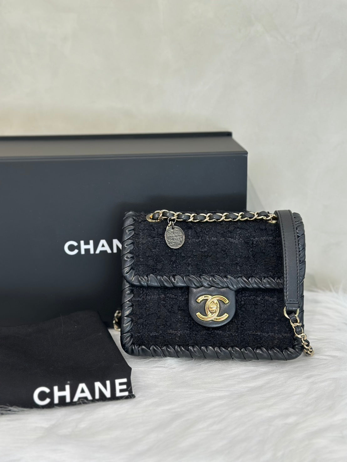 CHANEL 22C滾邊粗毛呢豆腐包 - 小號黑金