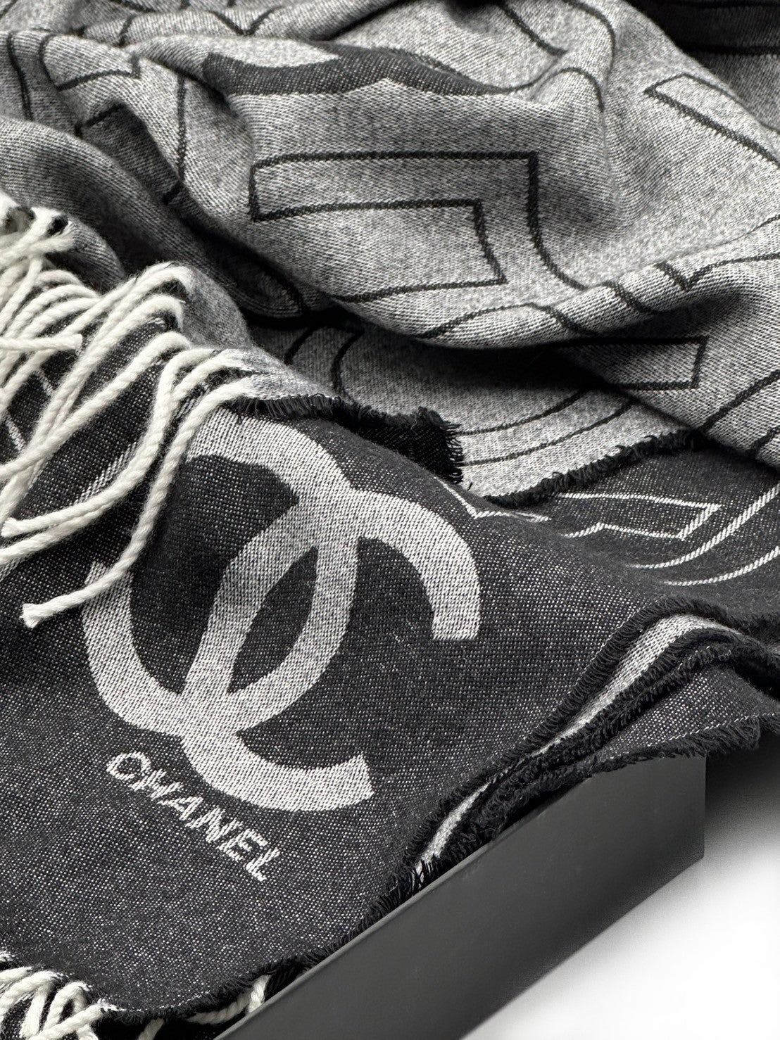 CHANEL 23K 黑灰雙面百搭圍巾