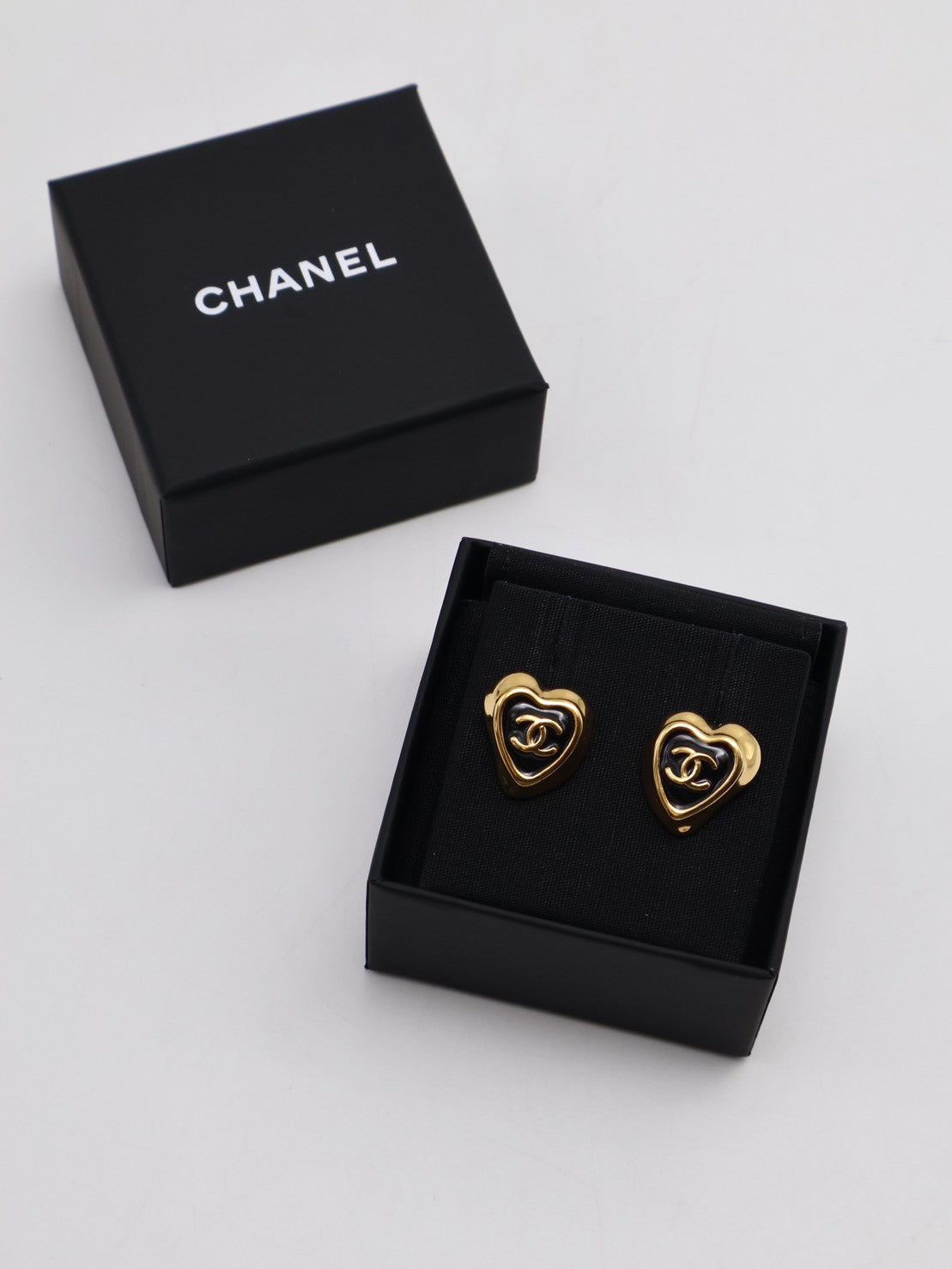CHANEL 25A復古愛心耳環 - 黑金