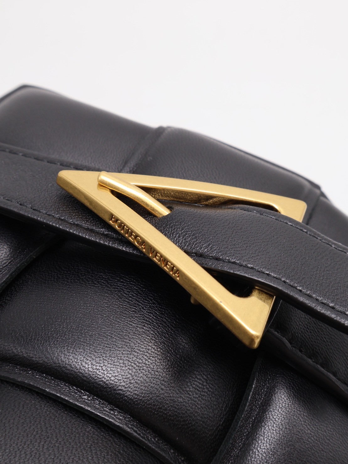 BOTTEGA VENETA Padded Cassette 枕頭編織包