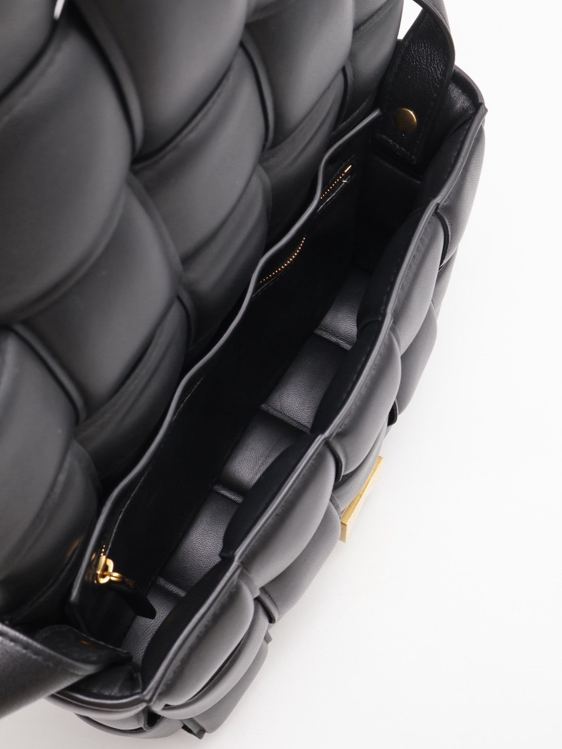 BOTTEGA VENETA Padded Cassette 枕頭編織包