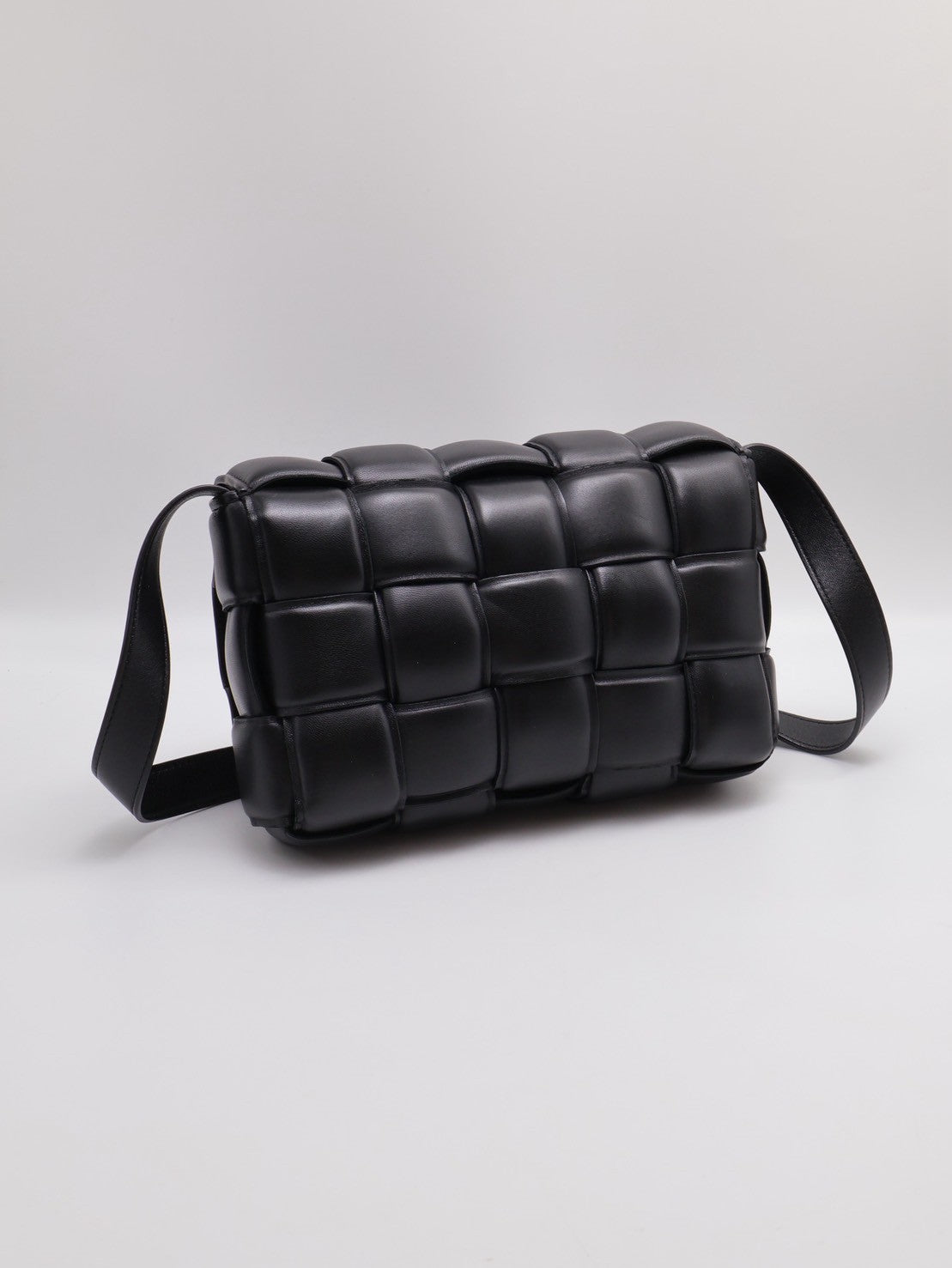 BOTTEGA VENETA Padded Cassette 枕頭編織包