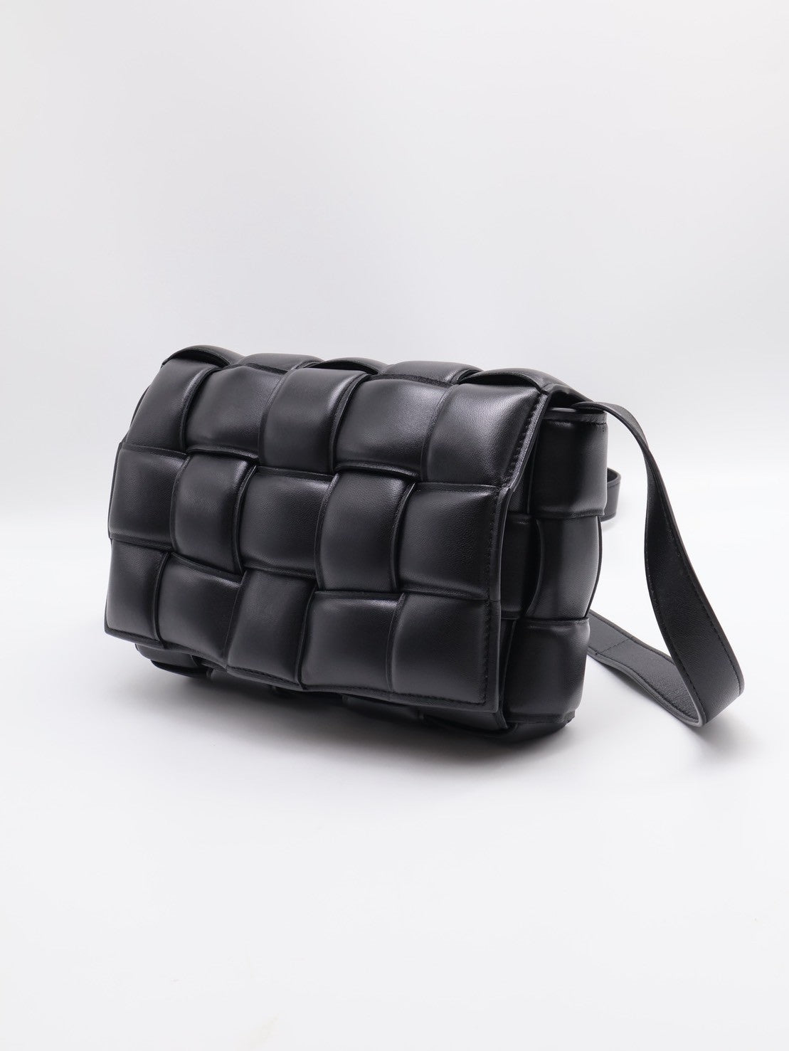 BOTTEGA VENETA Padded Cassette 枕頭編織包