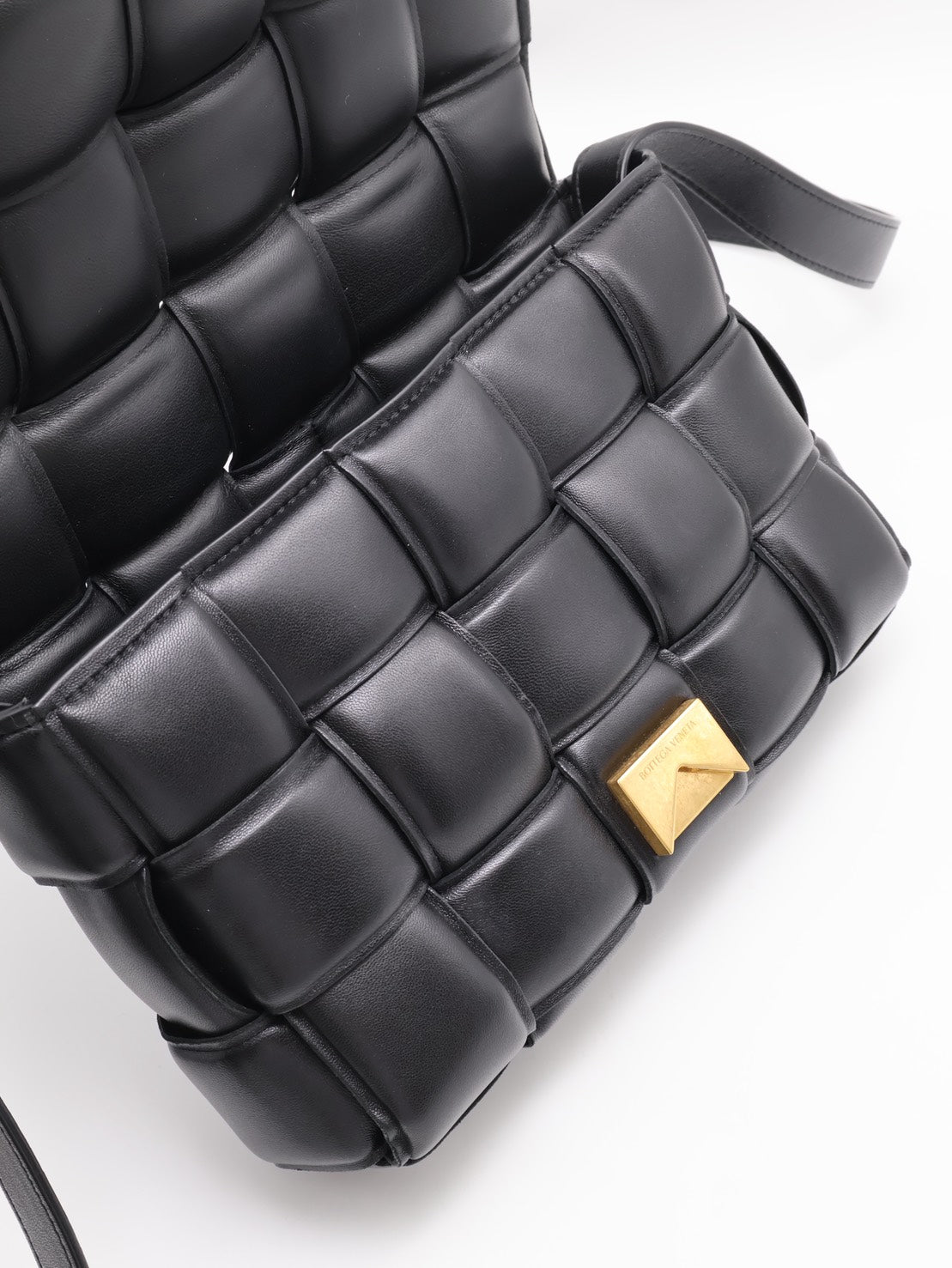 BOTTEGA VENETA Padded Cassette 枕頭編織包