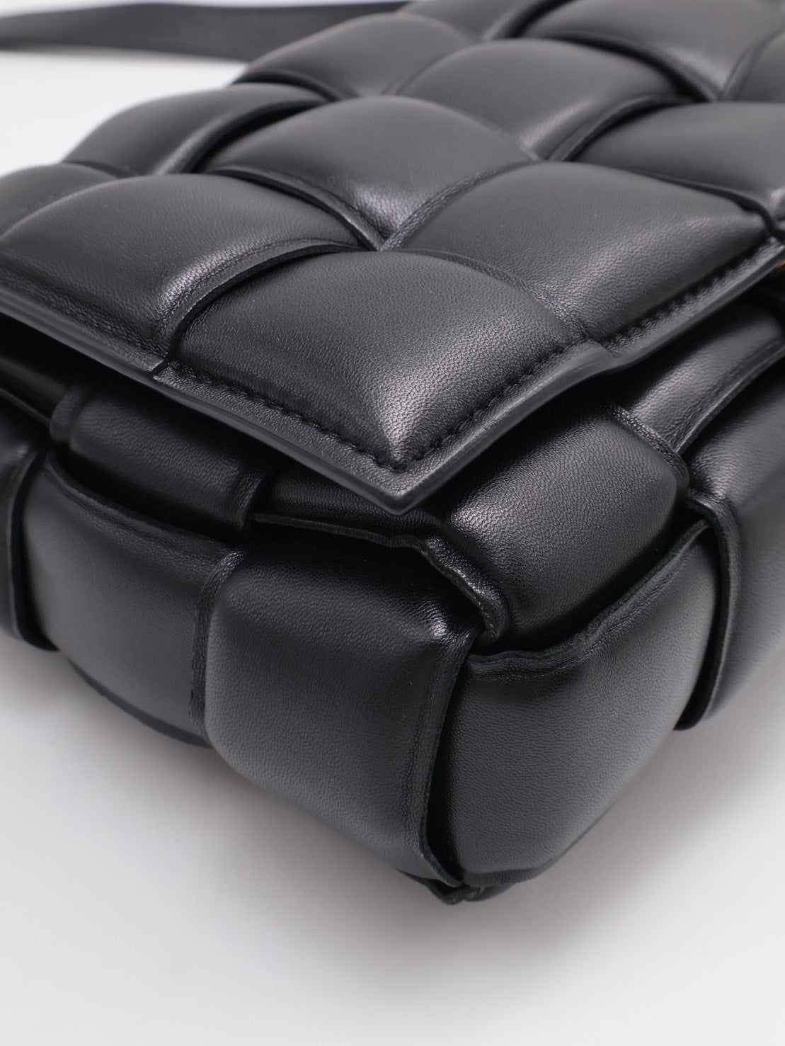 BOTTEGA VENETA Padded Cassette 枕頭編織包
