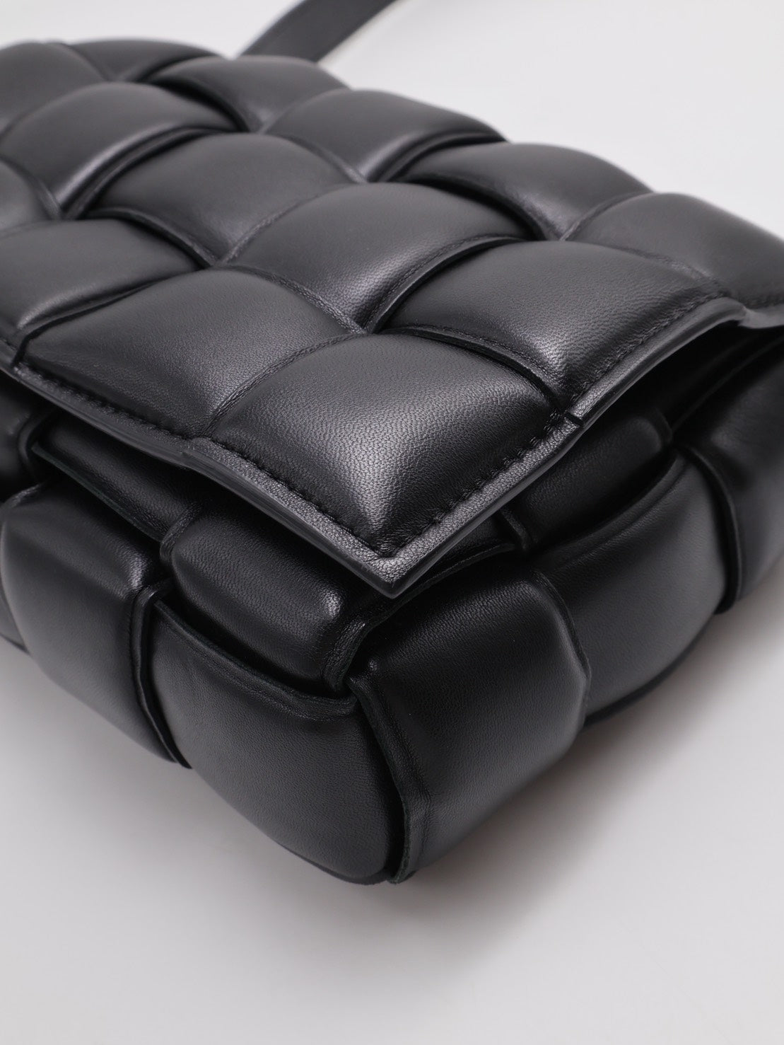BOTTEGA VENETA Padded Cassette 枕頭編織包