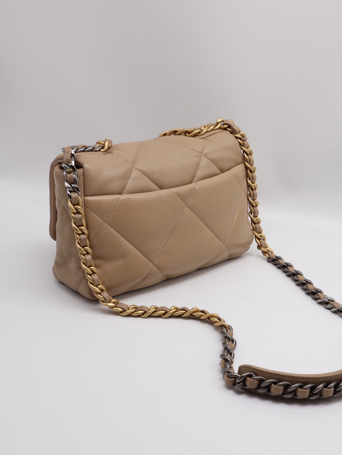 CHANEL 19 Bag 菱格紋羊皮手提肩背包 26 - 淺奶茶金31開