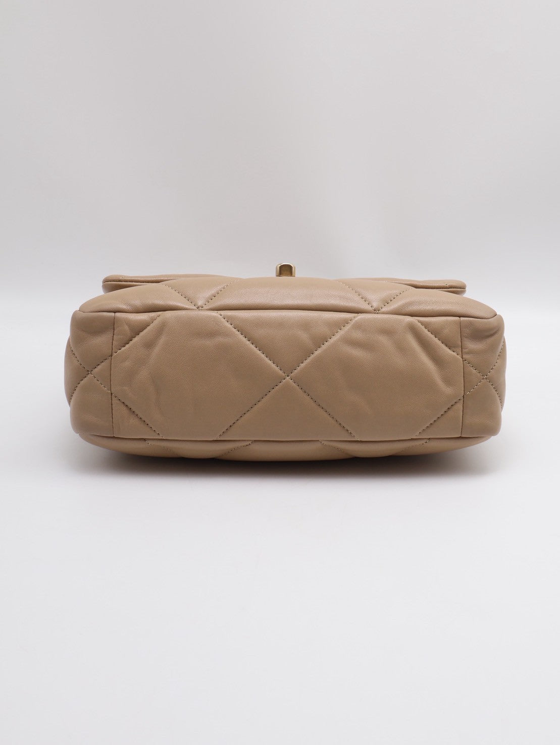 CHANEL 19 Bag 菱格紋羊皮手提肩背包 26 - 淺奶茶金31開