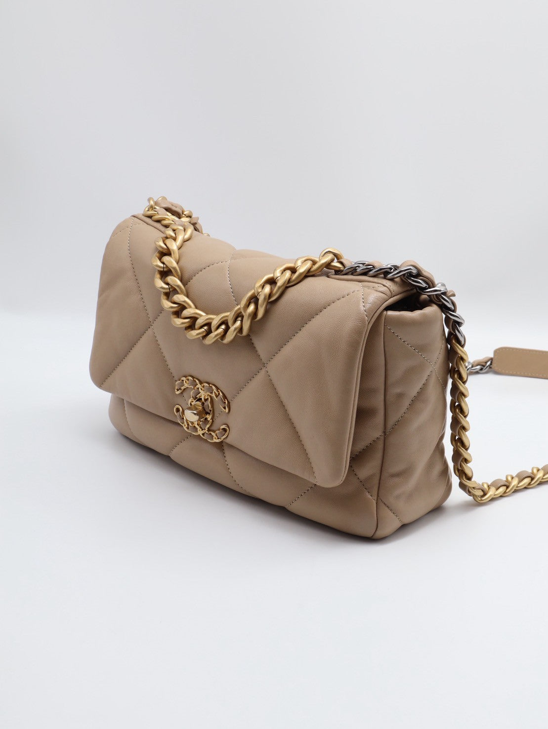 CHANEL 19 Bag 菱格紋羊皮手提肩背包 26 - 淺奶茶金31開