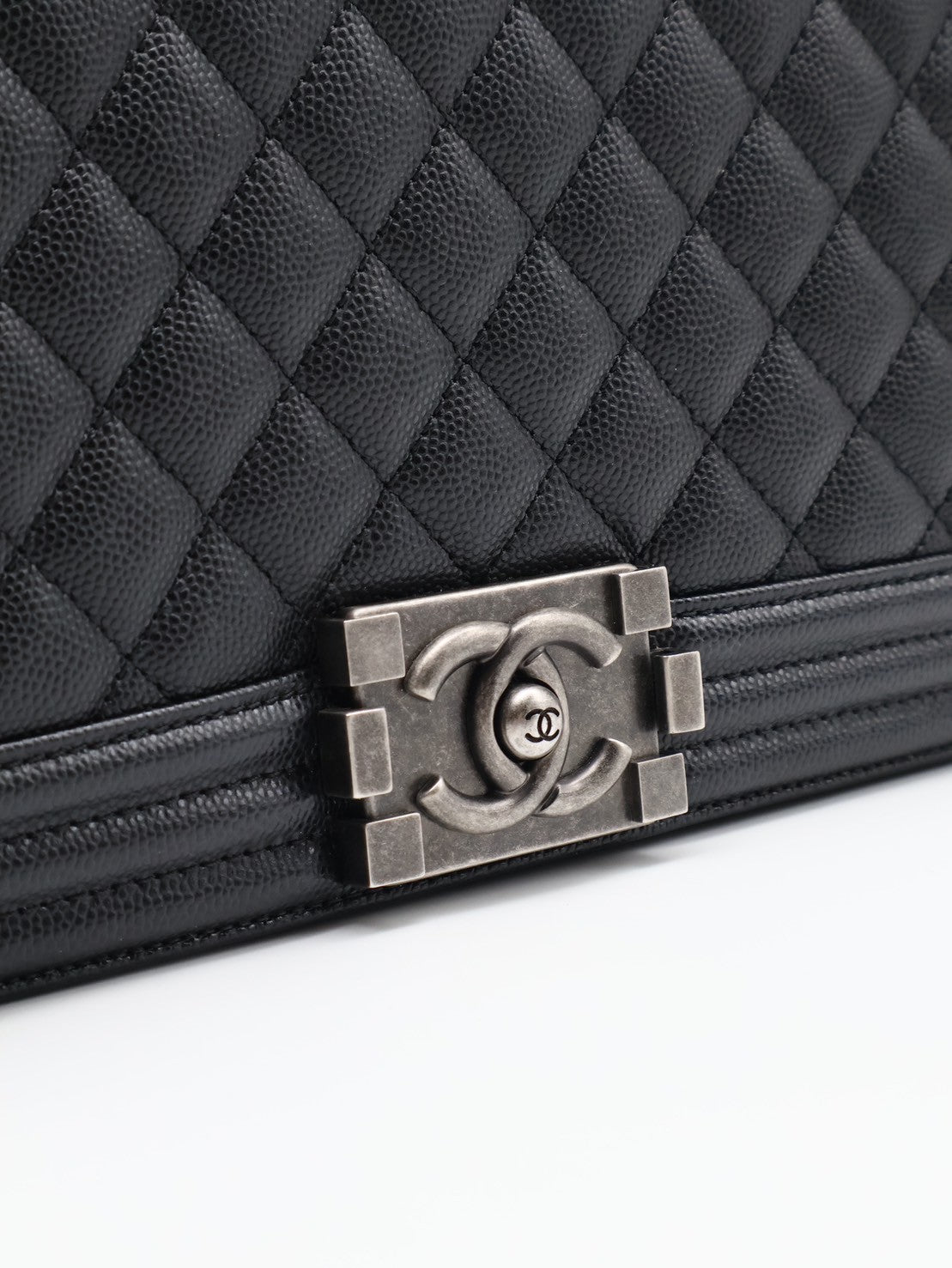 CHANEL Boy25 粒面牛皮口蓋包 - 黑銀27開