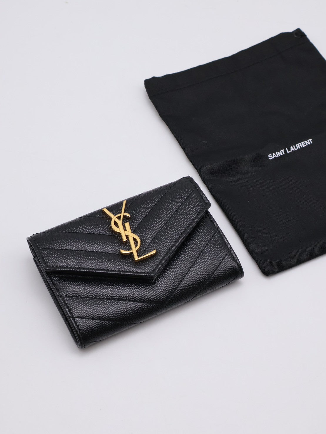 YSL 經典V紋粒面牛皮信封卡包 - 黑金