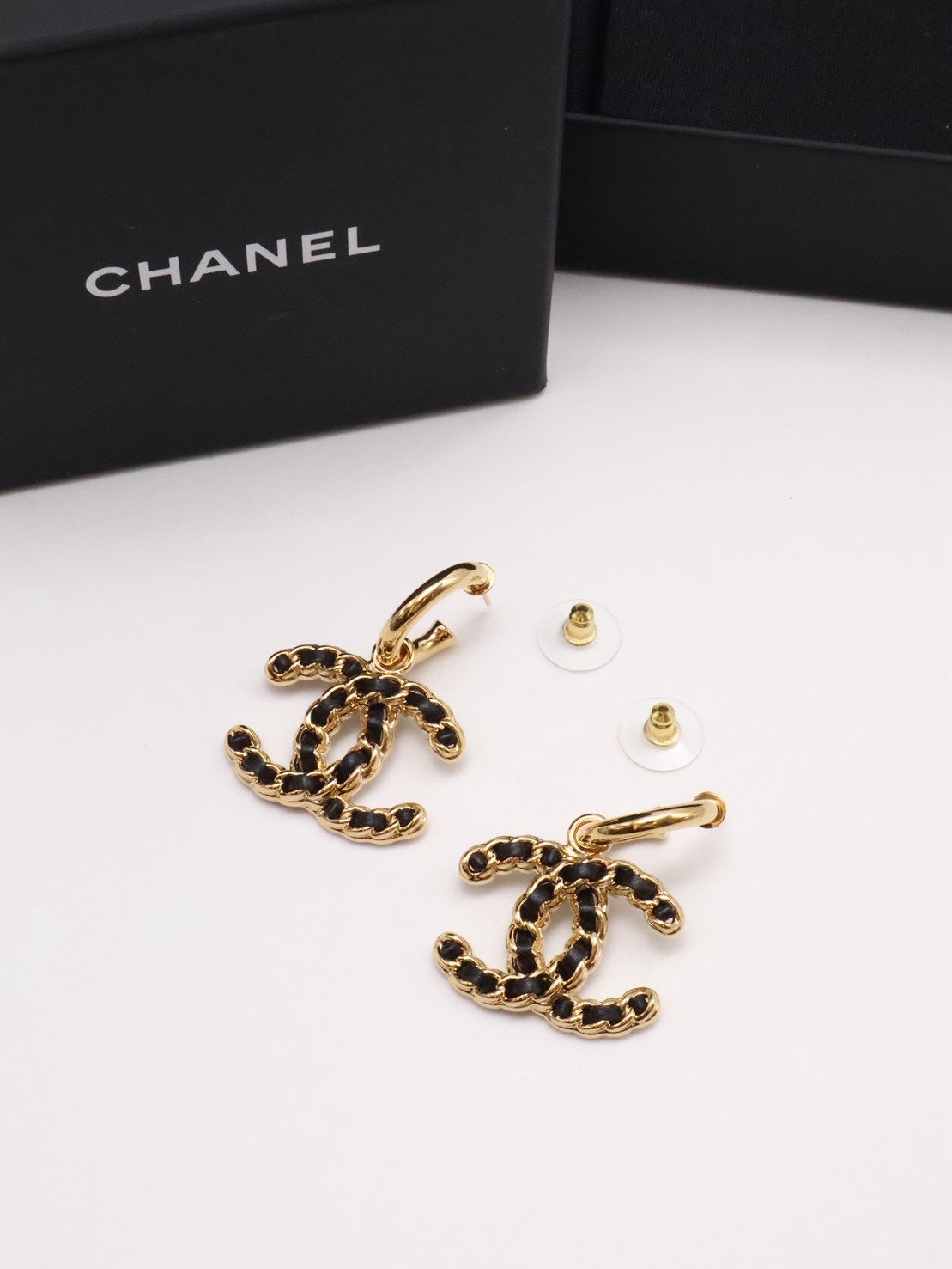CHANEL 24K皮穿鍊雙C勾針耳環