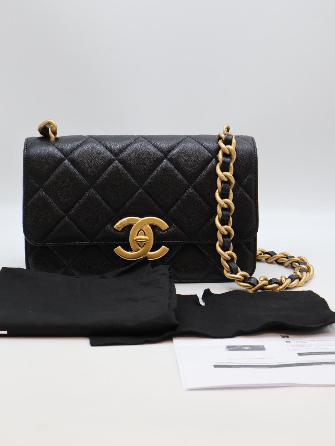 CHANEL 24A大雙C粒面牛皮口蓋包 - 黑金