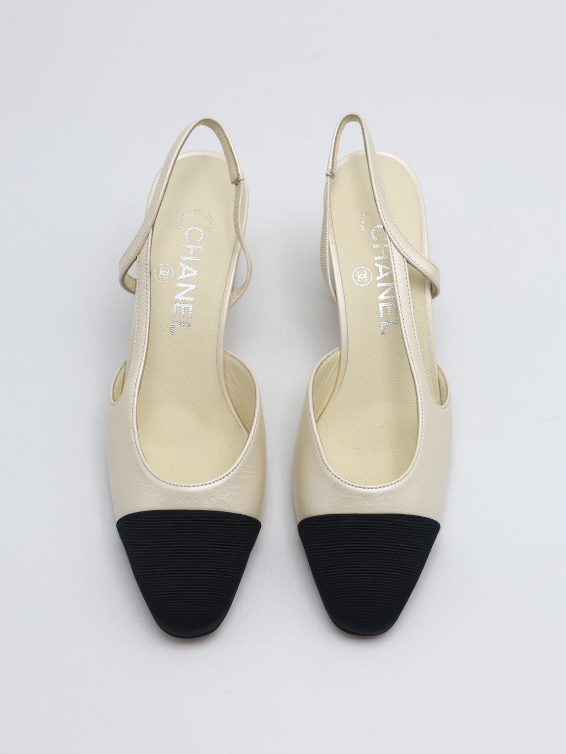 CHANEL 經典後繫帶中跟涼鞋 - 緞面米白 36.5
