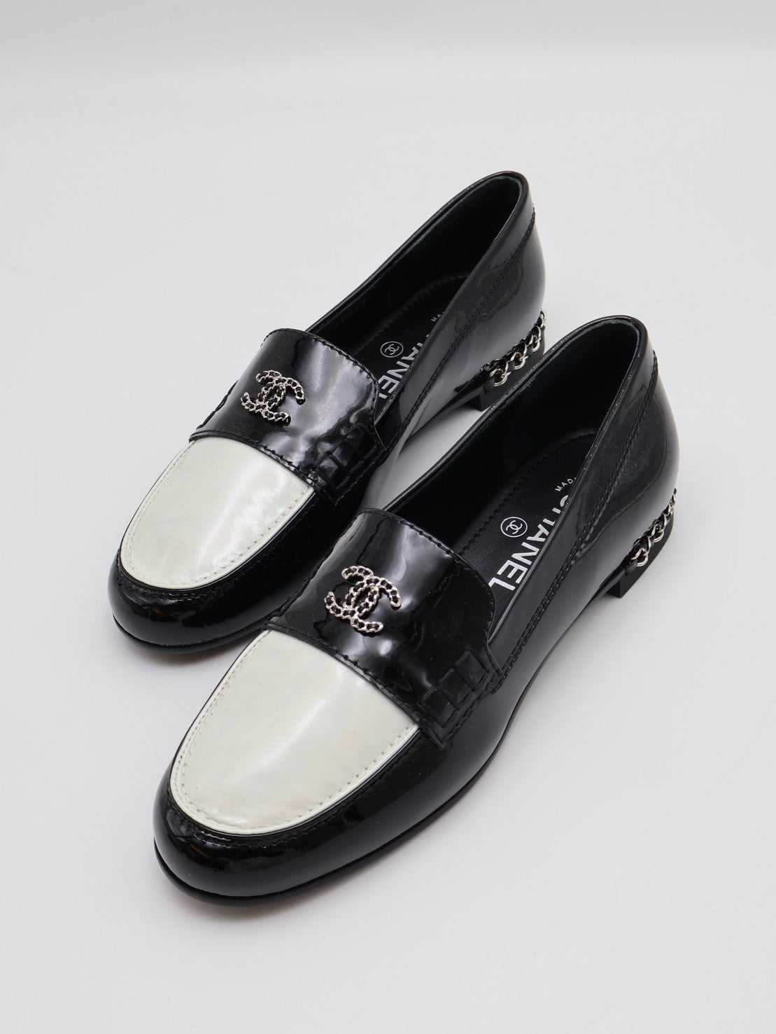 CHANEL 皮穿鏈低跟樂福鞋 - 黑白 36.5