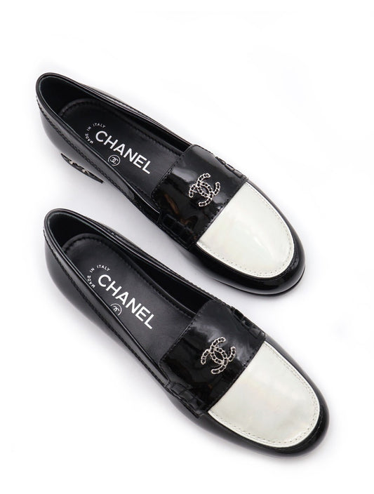 CHANEL 皮穿鏈低跟樂福鞋 - 黑白 36.5