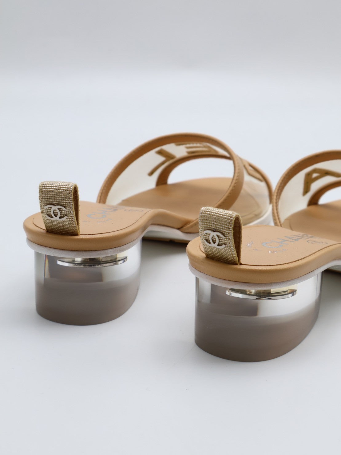 CHANEL 字母鞋面低跟拖鞋 - 奶茶 37