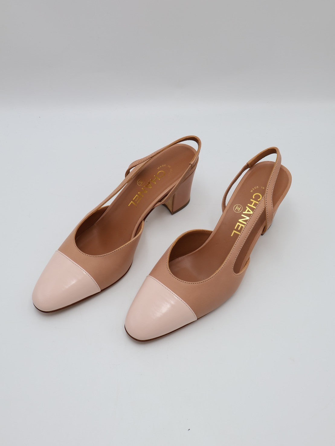 CHANEL 經典後繫帶中跟涼鞋 - 粉橘 37