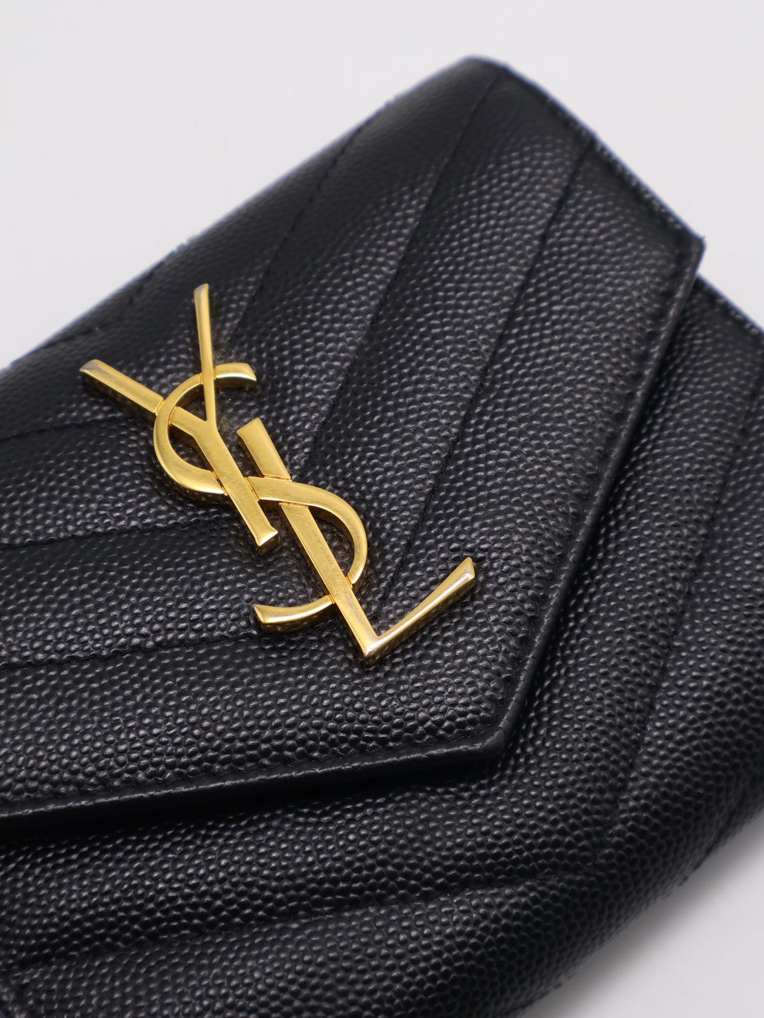 YSL 經典V字粒面牛皮三折短夾 - 黑金