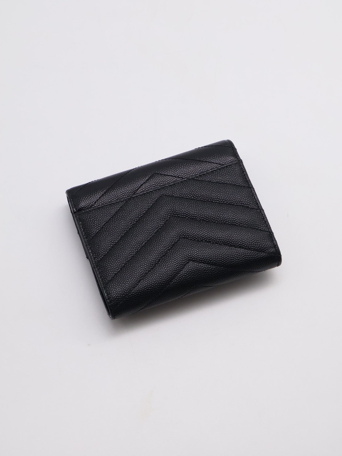 YSL 經典V字粒面牛皮三折短夾 - 黑金