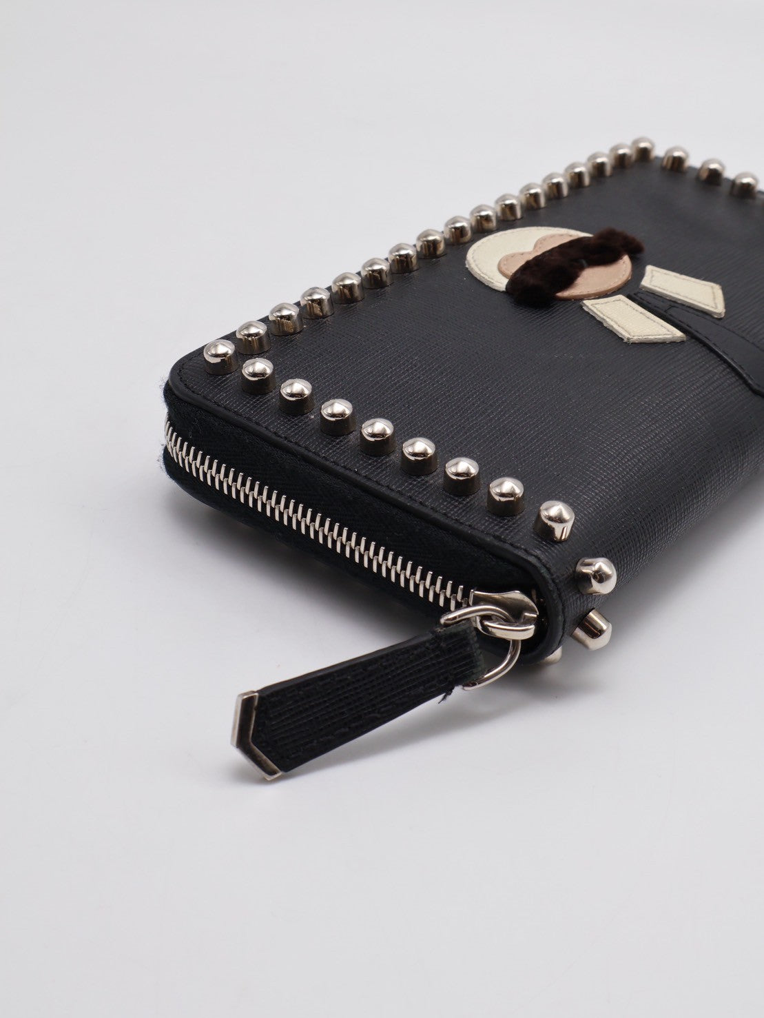 FENDI 老佛爺鉚釘拉鍊長夾
