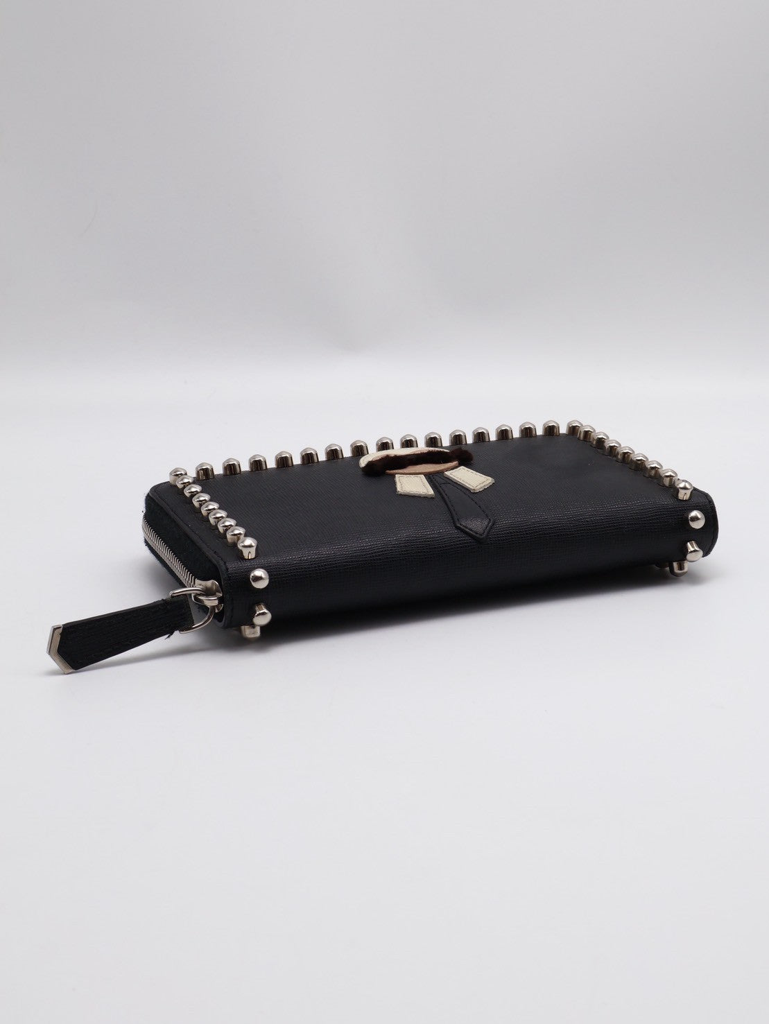 FENDI 老佛爺鉚釘拉鍊長夾