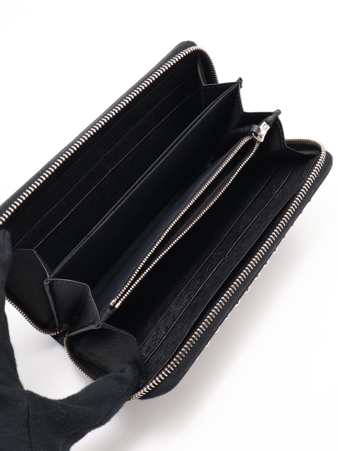 FENDI 老佛爺鉚釘拉鍊長夾