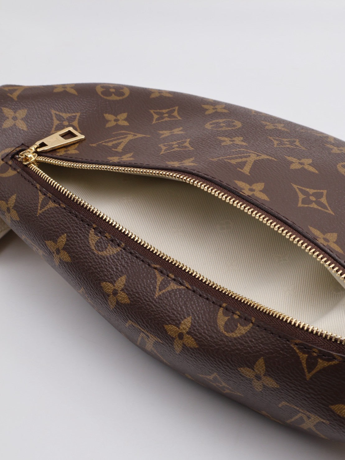 LOUIS VUITTON High rise斜背包