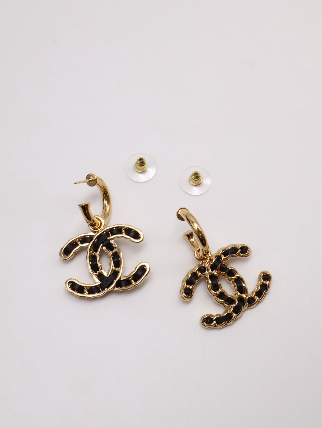 CHANEL 24K皮穿鍊雙C勾針耳環