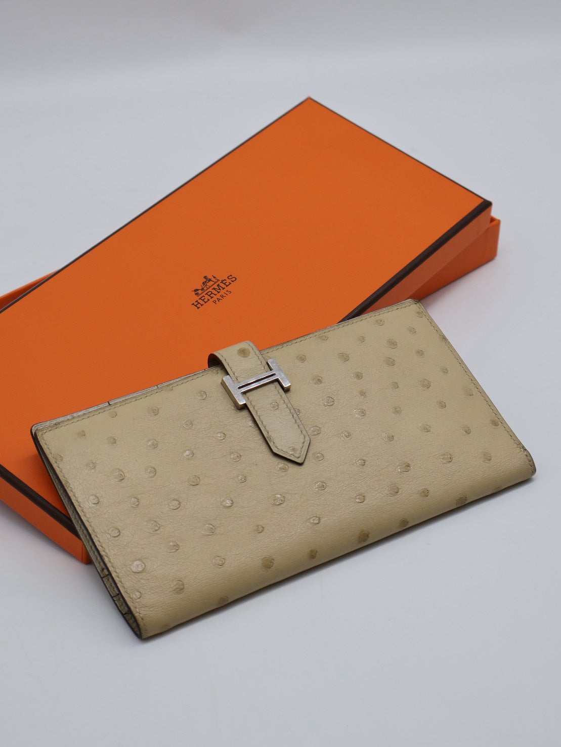 HERMES Bearn雙折長夾 - 鴕鳥皮羊毛白銀 X