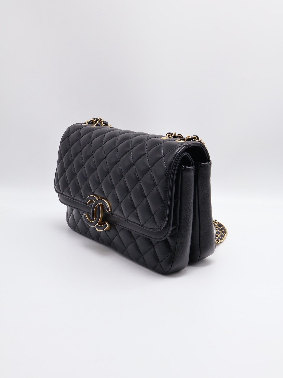 CHANEL 琺瑯釦雙層口蓋包 - 黑金26開
