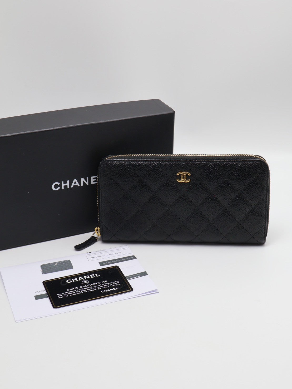 CHANEL 經典粒面牛皮拉鍊長夾 - 黑金22開