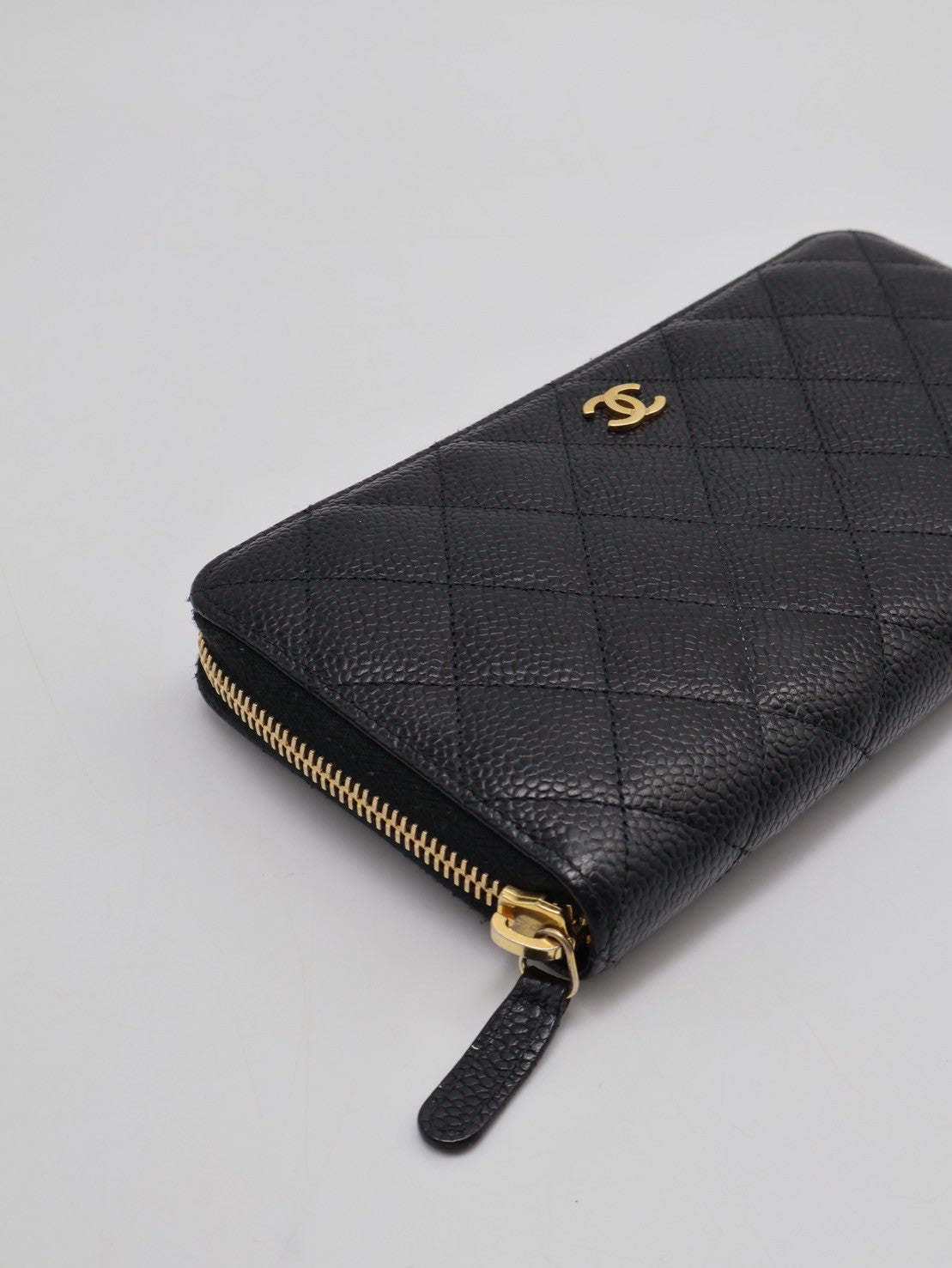 CHANEL 經典粒面牛皮拉鍊長夾 - 黑金22開