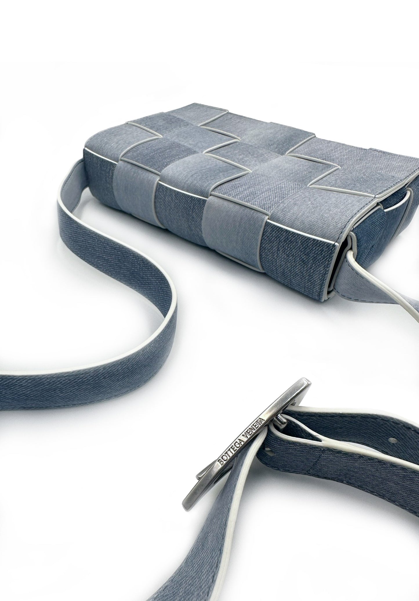 BOTTEGA VENETA Cassette 羊皮牛仔豆腐包