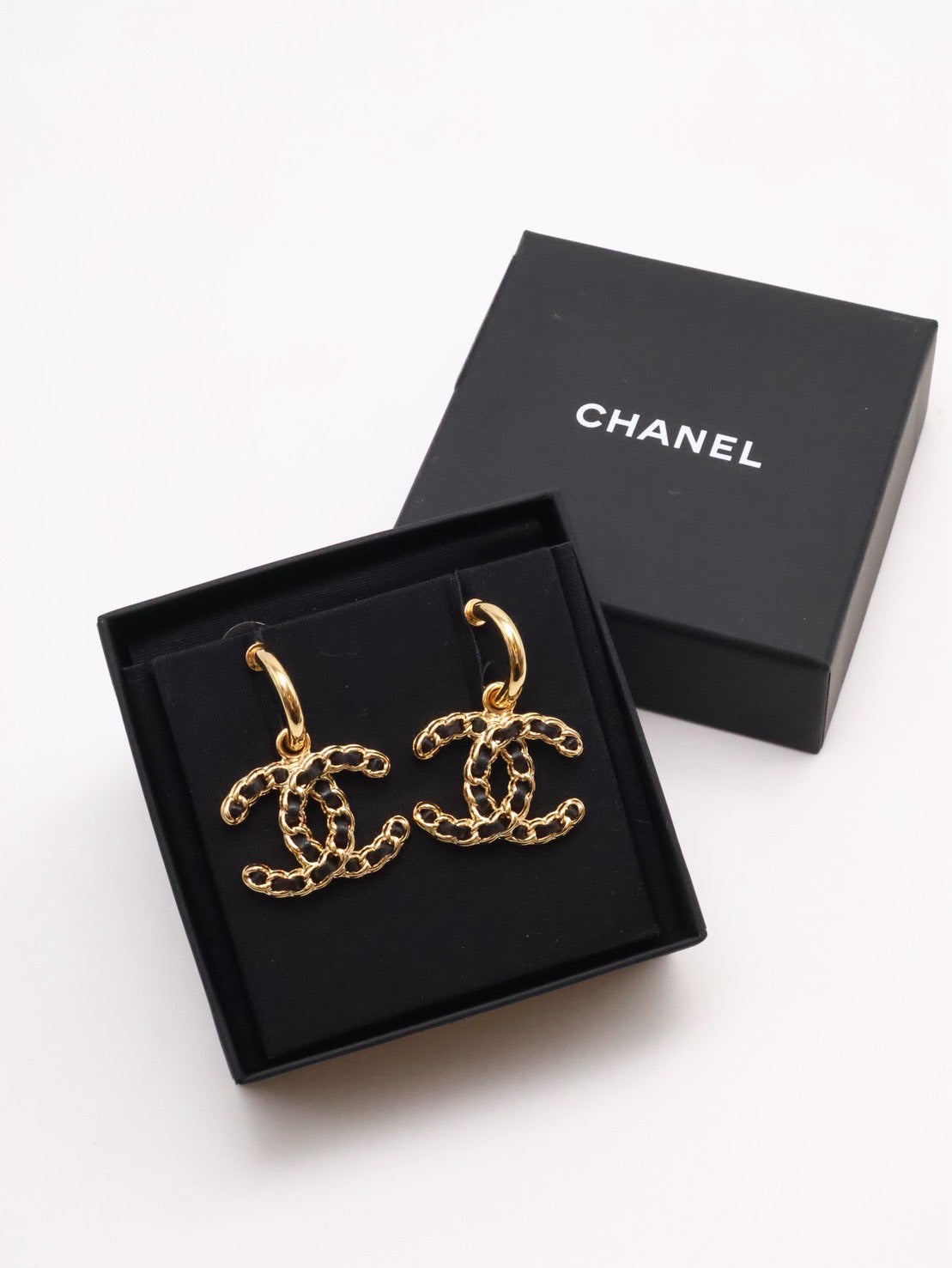 CHANEL 24K皮穿鍊雙C勾針耳環